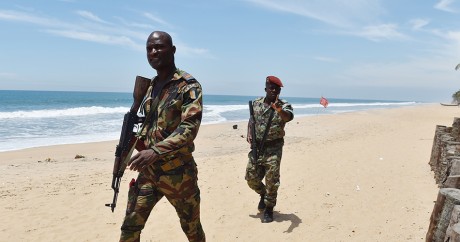 Des militaires ivoiriens sur la plage de Grand-Bassam, le 15 mars. Crédit photo: ISSOUF SANOGO / AFP