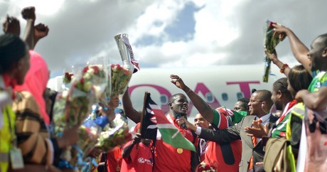 Le capitaine de l'équipe de rugby à VII du Kenya à l'aéroport de Nairobi le 19 avril 2016. Crédit photo:TONY KARUMBA / AFP