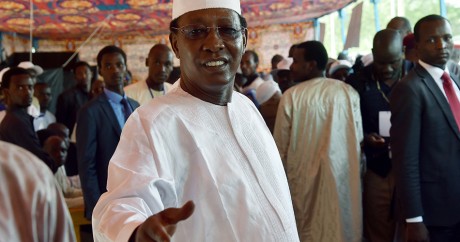 Le président tchadien Idriss Déby vote le 10 avril 2016. Crédit photo: ISSOUF SANOGO / AFP