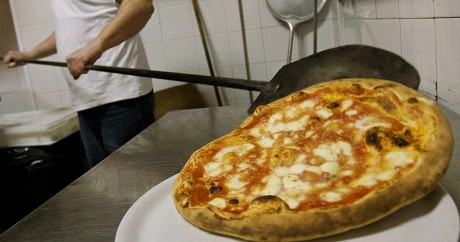 Une pizza en préparation à Naples en 2008. Crédit photo: ROBERTO SALOMONE / AFP