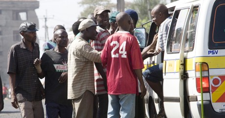 Des clients grimpent dans un mini-bus collectif à Nairobi, en 2008. Crédit photo: YASUYOSHI CHIBA / AFP