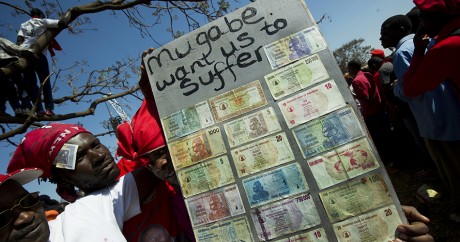 «Mugabe veut nous faire souffrir» ont écrit des Zimbabwéens à côté de dollars locaux. ALEXANDER JOE / AFP