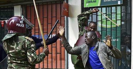Un manifestant frappé par des policiers le 16 mai à Nairobi. Crédit photo: CARL DE SOUZA / AFP