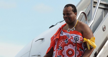 Le roi Mswati III arrive à l'aéroport de Katunayake au Sri Lanka, le 13 août 2012. Crédit photo: Ishara S.KODIKARA / AFP