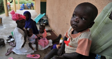 Une mère et son bébé, le 17 mai 2012 à Gao au Mali. Crédit photo: ISSOUF SANOGO / AFP