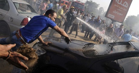 Des affrontements entre des manifestants et la police, le 2 août 2012 au Caire. MOHAMED HOSSAM / AFP
