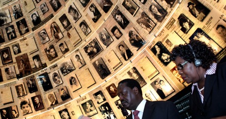 L'ancien premier ministre du Kenya, Raila Odinga, avec sa femme au mémorial de l'Holocauste à Jérusalem en 2011. GALI TIBBON/AFP