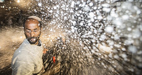 La police israélienne pulvérise de l'eau sur des manifestants juifs éthiopiens à Tel Aviv, en mai 2015. JACK GUEZ / AFP