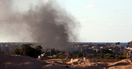 Da la fumée au-dessus de la ville de Syrte après des combats le 18 juillet 2016. MAHMUD TURKIA / AFP