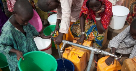 Des femmes et des enfants collectent l'eau d'un puits près de Maiduguri dans le Nord-Est du Nigeria. STEFAN HEUNIS / AFP