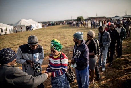 Des électeurs font la queue à un bureau de vote à Durban, le 3 août 2016. MARCO LONGARI / AFP