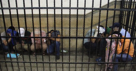 Fin 2014, dans une cellule du Caire, des personnes accusées d'avoir organisé un faux mariage gay attendent leur verdict. AFP