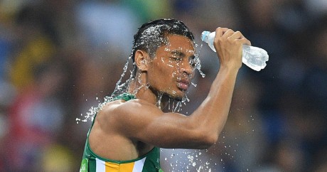Le Sud-africain Van Niekerk fête sa victoire en finale du 400m aux JO de Rio, le 15 août. Johannes EISELE / AFP 