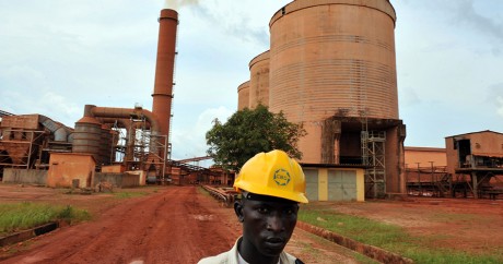 Un technicien devant l'usine de bauxite de la CBG à Kamsar en Guinée, le 23 octobre 2008. GEORGES GOBET / AFP
