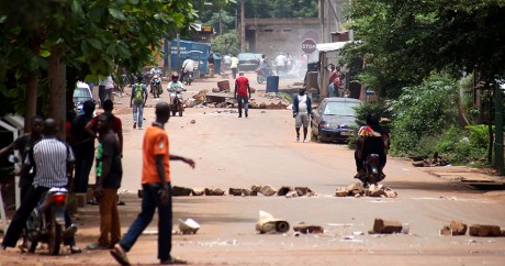 Des manifestants dans les rues de Bamako le 17 août 2016. HABIBOU KOUYATE / AFP