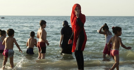 Sur la plage d'Alger, le 3 août 2016. Ryad Kramdi / AFP
