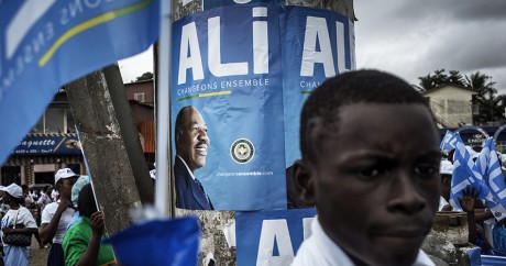 Une affiche à l'effigie du président sortant, Ali Bongo. MARCO LONGARI / AFP
