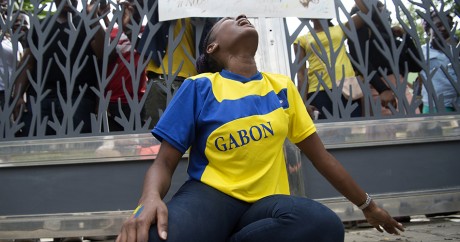 Une opposant manifeste devant l'ambassade du Gabon au Maroc, le 2 septembre 2016. FADEL SENNA / AFP