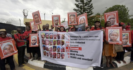 Des familles des lycéennes de Chibok manifestent à Lagos le 14 avril 2016. PIUS UTOMI EKPEI / AFP
