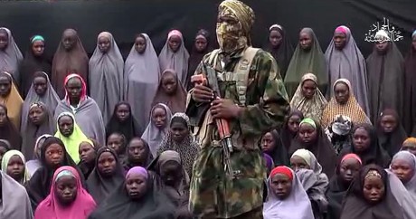 Capture d'écran de la vidéo diffusée par Boko Haram le 14 août avec des lycéennes de Chibok. HO / AFP