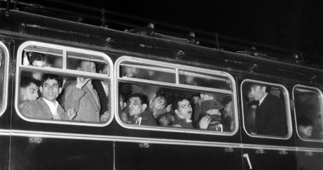 Des Algériens arrêtés par la police française et entassés dans un bus, le 17 octobre 1961 à Paris. Inconnu / UPI / AFP