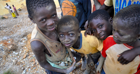 Des enfants montrant leur récolte de cuivre, composant de base des smartphones, en RDC. Photo Fairphone via Flickr. CC BY-NC