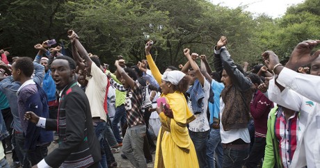 Des membres de la communauté Oromo protestent contre le régime à Bishoftu, le 2 octobre 2016. ZACHARIAS ABUBEKER / AFP