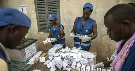 Décompte des bulletins dans un bureau de vote à Accra, le 7 décembre. Crédit photo: CRISTINA ALDEHUELA / AFP