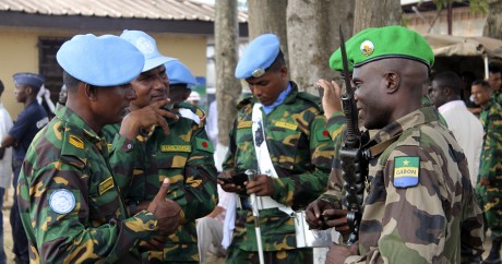 Un soldat gabonais de la MISCA discute avec des casques bleus du Bangladesh, le 24 septembre 2014 à Bangui. AFP/PABANDJI 