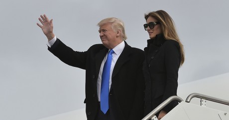 Donald Trump et sa femme à la base militaire d'Andrews dans le Maryland le 19 janvier 2017. MANDEL NGAN / AFP