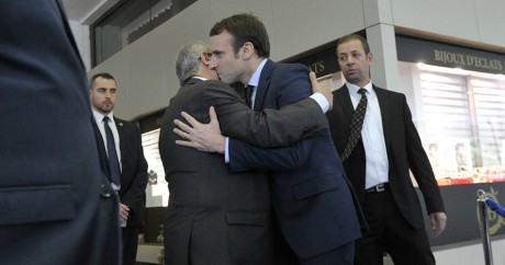 Emmanuel Macron embrasse le ministre des affaires étrangères Ramtane Lamamra, le 13 février 2017 à Alger. RYAD KRAMDI/AFP