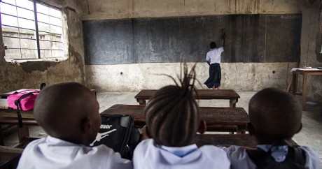 Des élèves dans une école à Kinshasa, le 7 septembre 2016. JUNIOR KANNAH / AFP