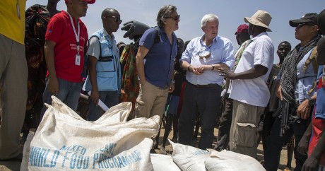 Stephen O'Brien, le secrétaire général de l'ONU pour l'humanitaire, au Soudan du Sud le 4 mars 2017. ALBERT GONZALEZ FARRAN /AFP