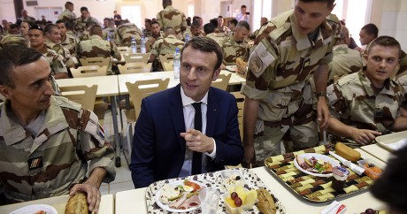 Emmanuel Macron mange avec des militaires français à Gao, le 19 mai 2017. CHRISTOPHE PETIT TESSON / POOL / AFP
