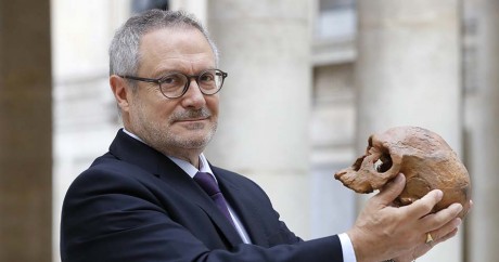 Le paléontologiste français Jean-Jacques Hublin pose avec un crâne vieux de 300.00 ans mis à jour au Maroc. AFP/P.KOVARIK 