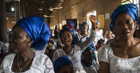 Des Nigérianes chantent dans l'église d'Aba au Biafra, le 28 mai 2017. TEFAN HEUNIS / AFP
