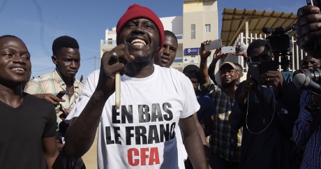 Des supporters de Kémi Seba fêtent la libération de l'activiste à Dakar, le 29 août 2017. SEYLLOU / AFP