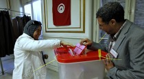 En France, les électeurs tunisiens prennent goût à la liberté
