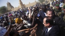 Hollande accueilli en libérateur