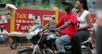 Motos-taxis: les Africaines préfèrent tenir le guidon