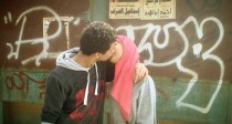 Egypte: leur révolution, ils la font en s'embrassant dans la rue