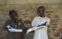 Des prothèses portées à bout de bras dans les deux Soudans