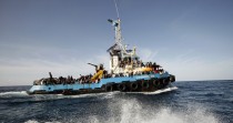 La vidéo émouvante de migrants érythréens qui chantent à bord d'un bateau venu les secourir