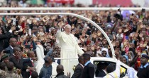 Les premiers pas du pape en Afrique en trois photos