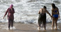 PHOTOS. Sur les plages maghrébines, le burkini côtoie le bikini