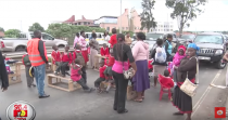 Au Kenya, des élèves bloquent les rues avec leurs bureaux et leurs chaises