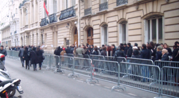 Les Tunisiens sont venus par centaines, au Consulat général de Tunisie, le 22 octobre à Paris. Fanny Roux.jpg